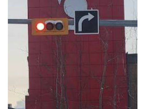 Which statement best describes the procedure for turning right on a red traffic light?