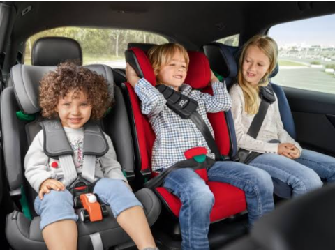 Under Alberta law, a driver is responsible for ensuring that all passengers under what age are properly restrained in a vehicle?